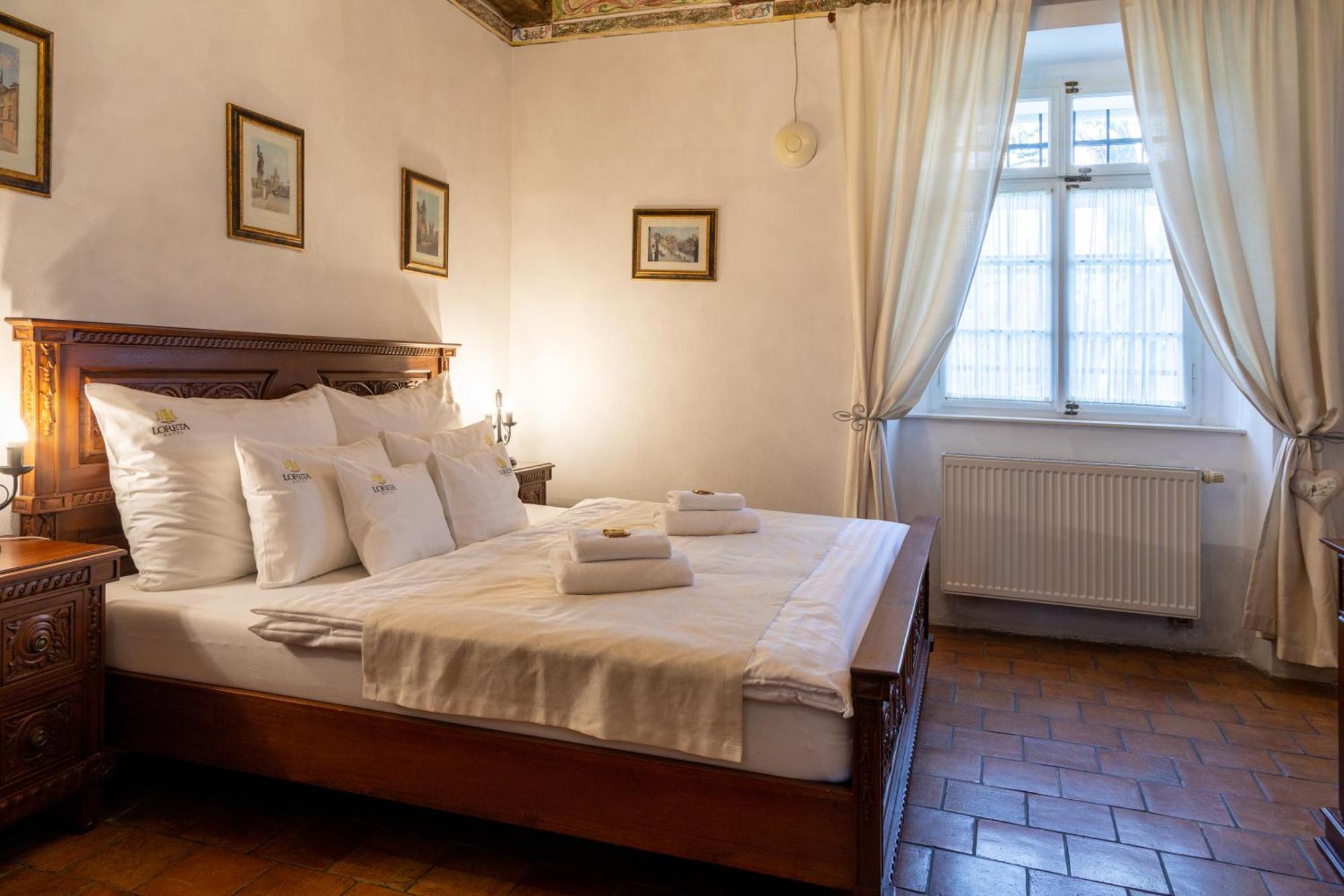 Loreta Hotel Praha Bagian luar foto