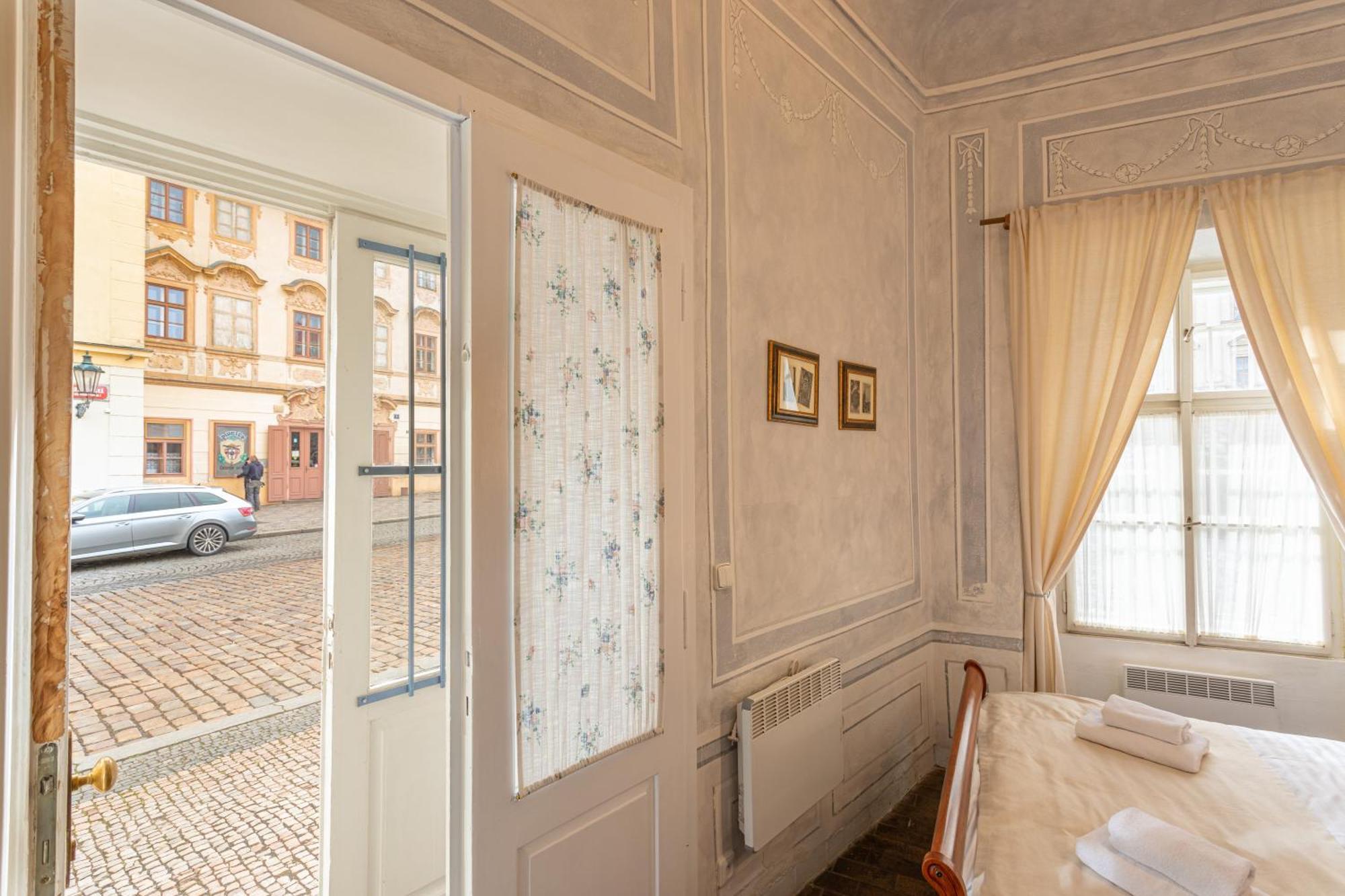 Loreta Hotel Praha Bagian luar foto