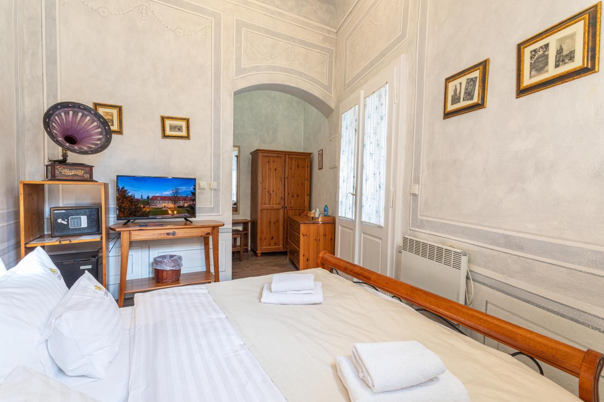 Loreta Hotel Praha Bagian luar foto