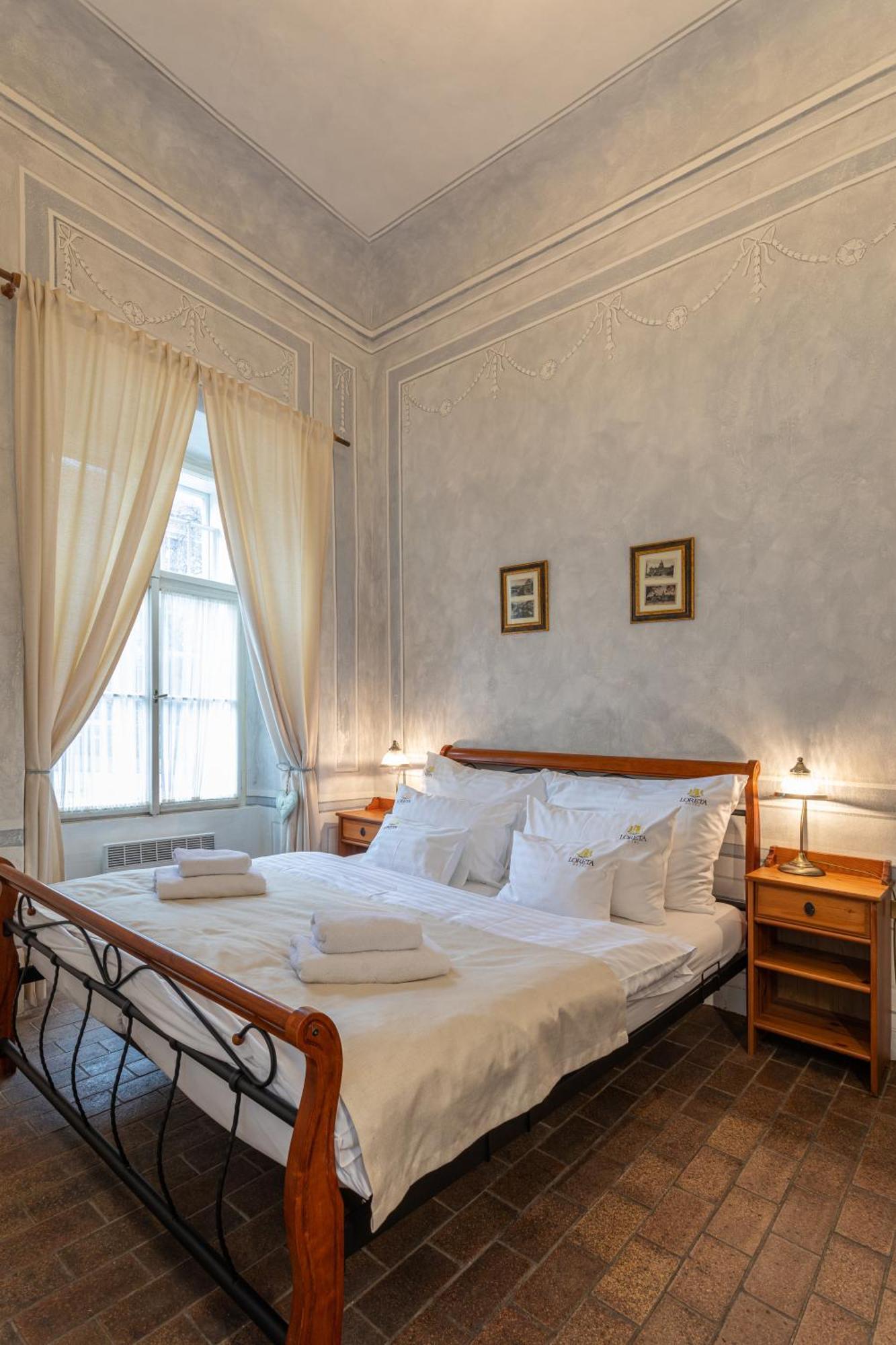 Loreta Hotel Praha Bagian luar foto
