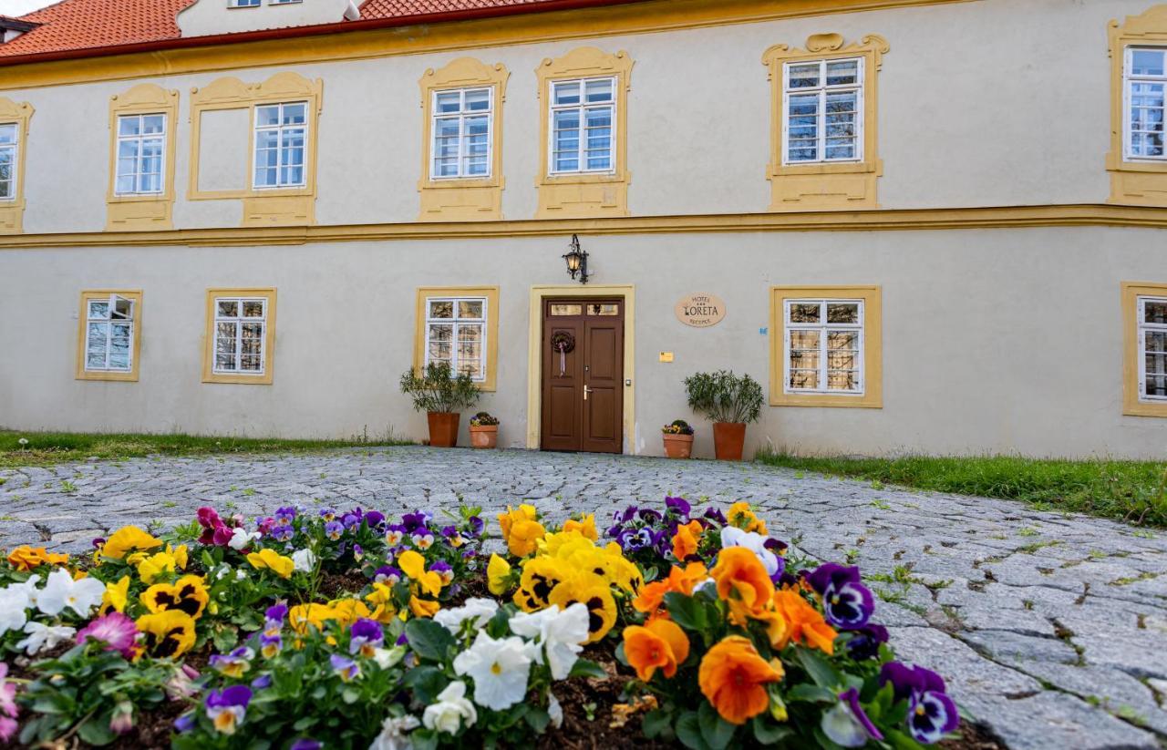 Loreta Hotel Praha Bagian luar foto